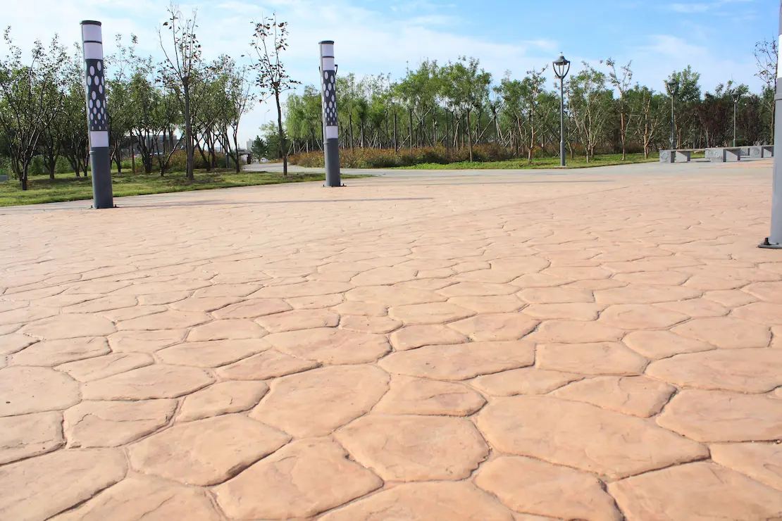 Zona de relax de una universidad con pavimento de hormigón impreso. Zona de relax de una universidad con pavimento de hormigón impreso.